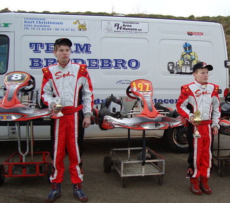 Billede vise Ole og Steffen Pedersen fra Bredebro foran deres gokarter på Skærbæk Gokart Center!